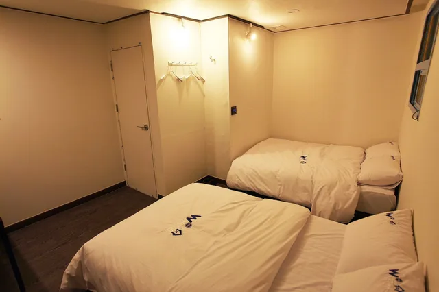 غرفة بسريرين منفصلين وسرير كوين، W mini hotel - Hostel 2/6