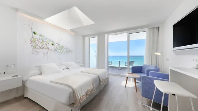 Junior Suite, Studio, King Bed, Sea View, Priority Location، Iberostar Waves Bahia de Palma - Adults Only 3/6