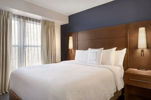 جناح بسرير كوين بغرفة نوم واحدة مع أريكة لذوي الإعاقة، Residence Inn By Marriott West Springfield 1/2
