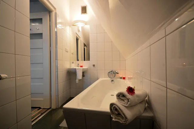 غرفة بسريرين منفصلين بحوض استحمام، Cracow Central Aparthotel 5/6