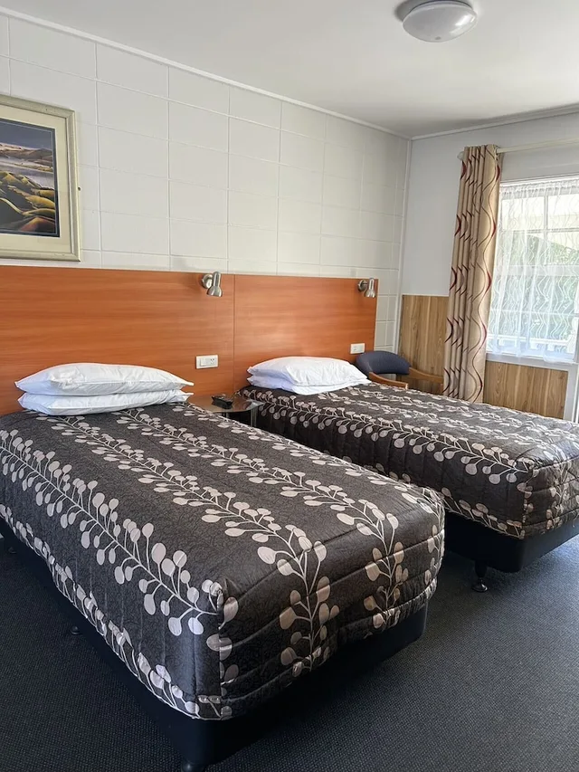 شقة بسرير كوين وسريرين منفصلين بغرفة نوم واحدة، Tudor Motor Lodge 3/7