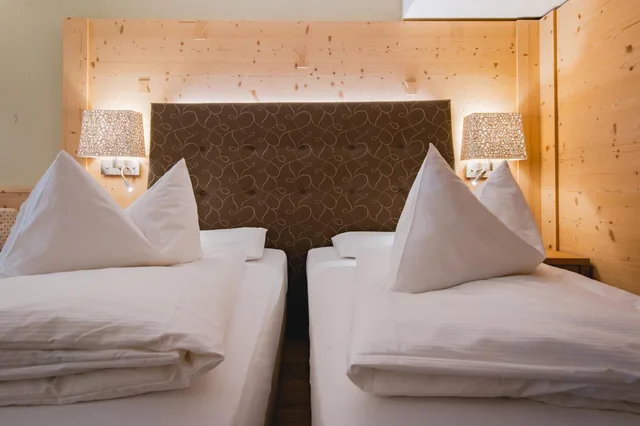 جناح جونيور، Hotel Cesa Tyrol 2/10