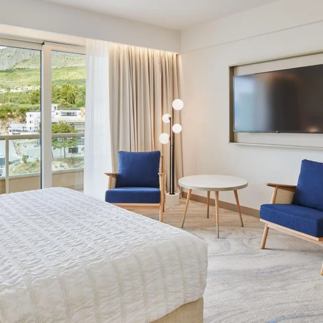 غرفة بريميوم بسرير كينج بإطلالة على المتنزه، Le Meridien Lav 1/2