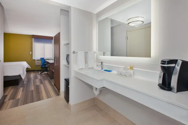 غرفة بسرير مزدوج، Holiday Inn Express Fairfax - Arlington Boulevard 3/3