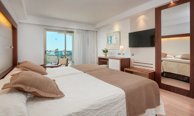 جناح جونيور بسرير مزدوج بإطلالة على البحر بشرفة، Hipotels Cala Millor Park 1/7