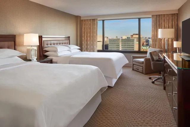 Guest Room, Premium, 2 Queen Beds, SHERATON CENTRE TORONTO 2/4