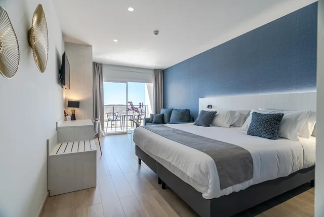 غرفة ديلوكس عائلية بسرير كوين بإطلالة على البحر مع أريكة، Ramada Resort by Wyndham Puerto de Mazarron 1/3