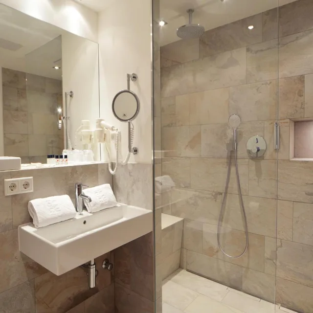 جناح، Hotel Ludwig Superior 3/3