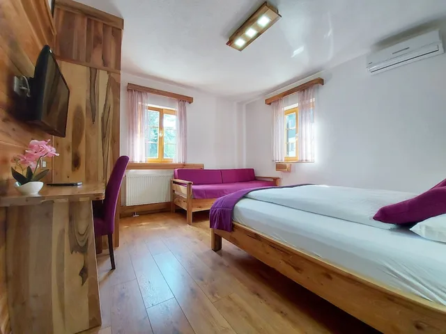 غرفة ثلاثية بسرير كوين مع أريكة، Plitvice Ethno House 1/5