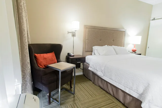 غرفة بسرير كينج، Hampton Inn Caryville-I-75/Cove Lake-State Park 1/4