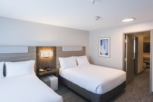 suite, 2 queen beds, Holiday Inn Express & Suites Marquette, an IHG Hotel 2/7