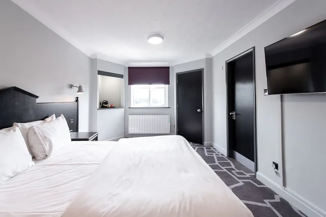 غرفة بسرير كينج، Village Hotel Liverpool 1/10