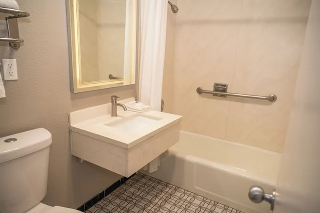 Standard, Queen Bed, Motel6 Soledad, CA 3/8