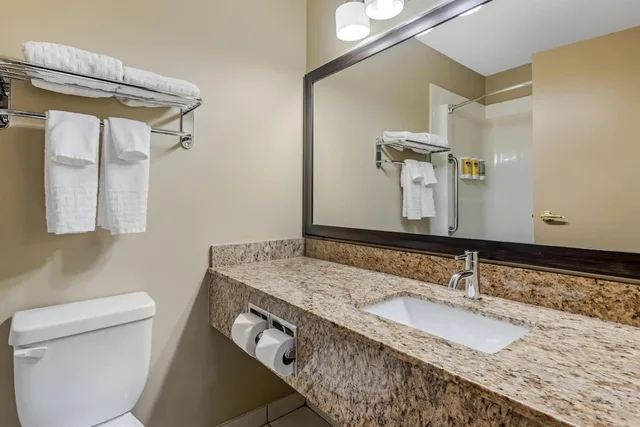 جناح بسرير كينج وسريرين منفصلين مع أريكة، Best Western Plus Red Deer Inn and Suites 5/7