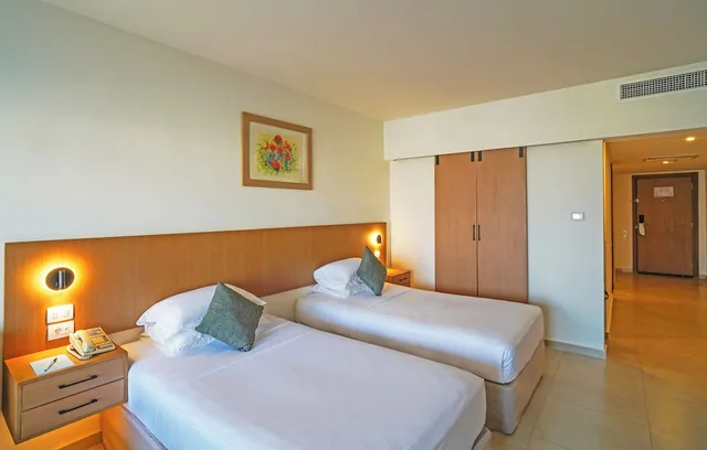 غرفة بريميوم بسرير كينج بإطلالة على البحر، Hilton Sharm Waterfalls Resort 2/5