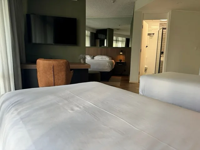 غرفة عائلية بسرير كوين وسريرين منفصلين، Madison Hotel Tower Mill 10/10