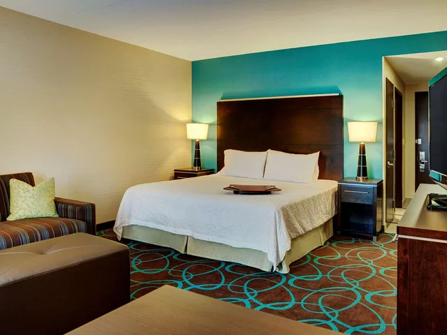Study, King Bed, Sofa، Hampton Inn By Hilton Winnipeg Airport 1/3