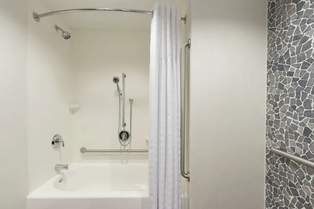 غرفة بزنس بسريرين كوين، Hilton Garden Inn Calgary Downtown 3/3