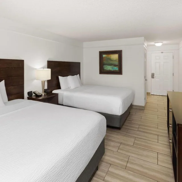 غرفة ديلوكس بسريرين كوين، La Quinta Inn & Suites by Wyndham Laredo Airport 1/6