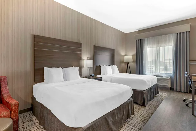 غرفة بسريرين كوين بحوض استحمام لذوي الإعاقة، Best Western Plus At La Crescent Event Center 2/2