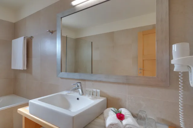 2 Bedrooms, Suite, Lateral Side Sea View، Miramare Resort & Spa 4/4