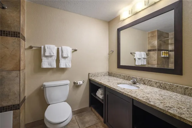 جناح بسرير كينج مع أريكة، Best Western Plus Kamloops Hotel 2/2