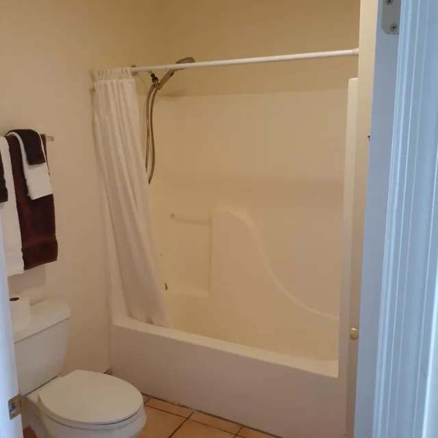 جناح بسرير كينج مع أريكة، Stagecoach Suites 4/4