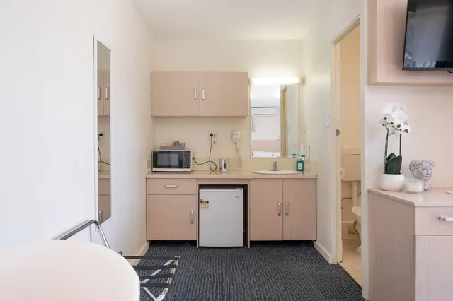 Standard, 1 Queen and 1 Single Bed, Comfort Inn Burnside 2/2