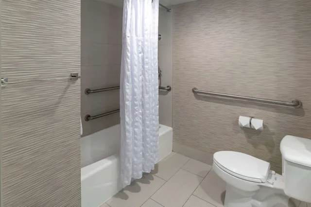 Room, King Bed, Balcony or Patio, Accessible, Doubletree By Hilton Hotel Jacksonville Airport 7/8