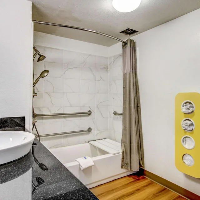 غرفة بسرير كينج لذوي الإعاقة، Motel6 Waco, TX - Lacy Lakeview 7/8