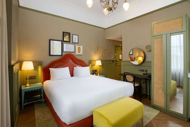 George, Deluxe, King Bed، Elmbank York, Tapestry Collection by Hilton 1/2