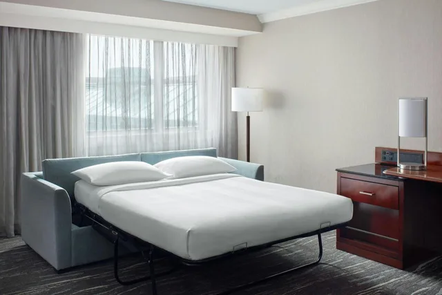 جناح بسرير كينج بغرفة نوم واحدة مع أريكة، Halifax Marriott Harbourfront Hotel 1/4