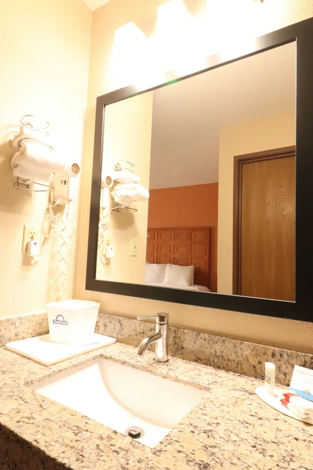 جناح استوديو بسرير كينج بحوض جاكوزي، Days Inn By Wyndham Black River Falls 5/6