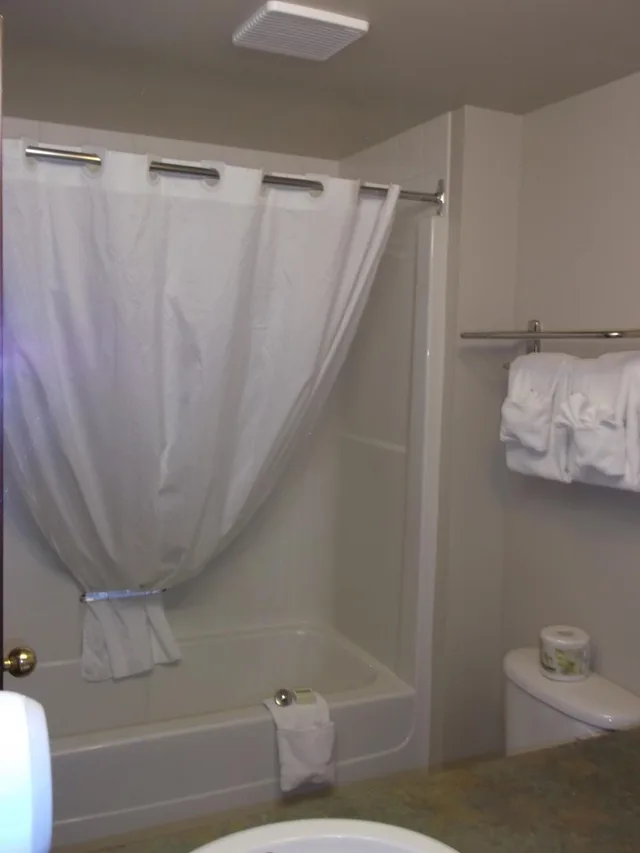 غرفة بسرير كوين مع أريكة، Foxwood Inn and Suites 2/2