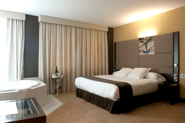 غرفة بسرير مزدوج بجاكوزي، Costa Esmeralda Suites 1/6