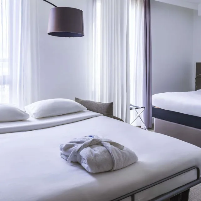 غرفة تنفيذية بسرير كوين بشرفة، Novotel Suites Paris Issy Les Moulineaux 1/5