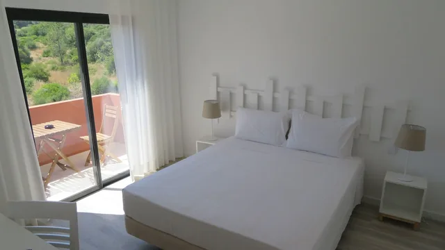 غرفة ديلوكس بسرير كوين بإطلالة على الحديقة بشرفة، Hotel Alcaide 1/1