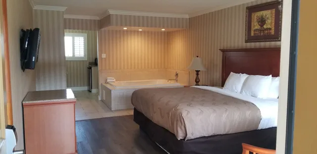 Deluxe, King Bed, Hot Tub, Quality Inn Suites Anaheim Maingate 4/5