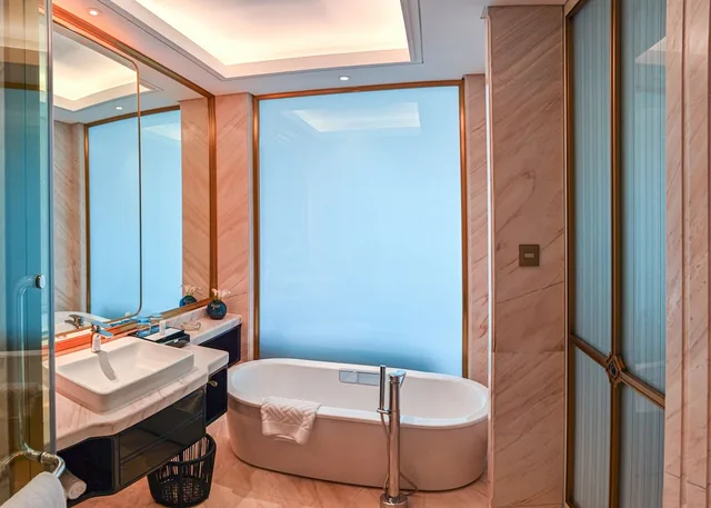 Elegant, Family, King Bed، Wyndham Hotel Qingdao 3/3