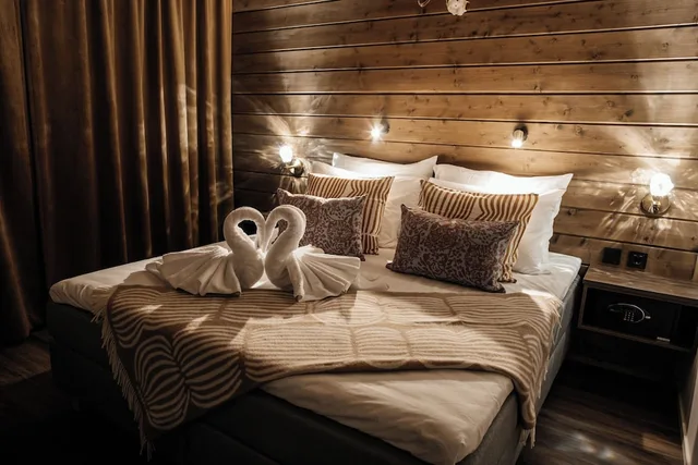 غرفة قياسية بسرير كوين بإطلالة على البحيرة مع أريكة، Aito Igloo & Spa Resort 2/3