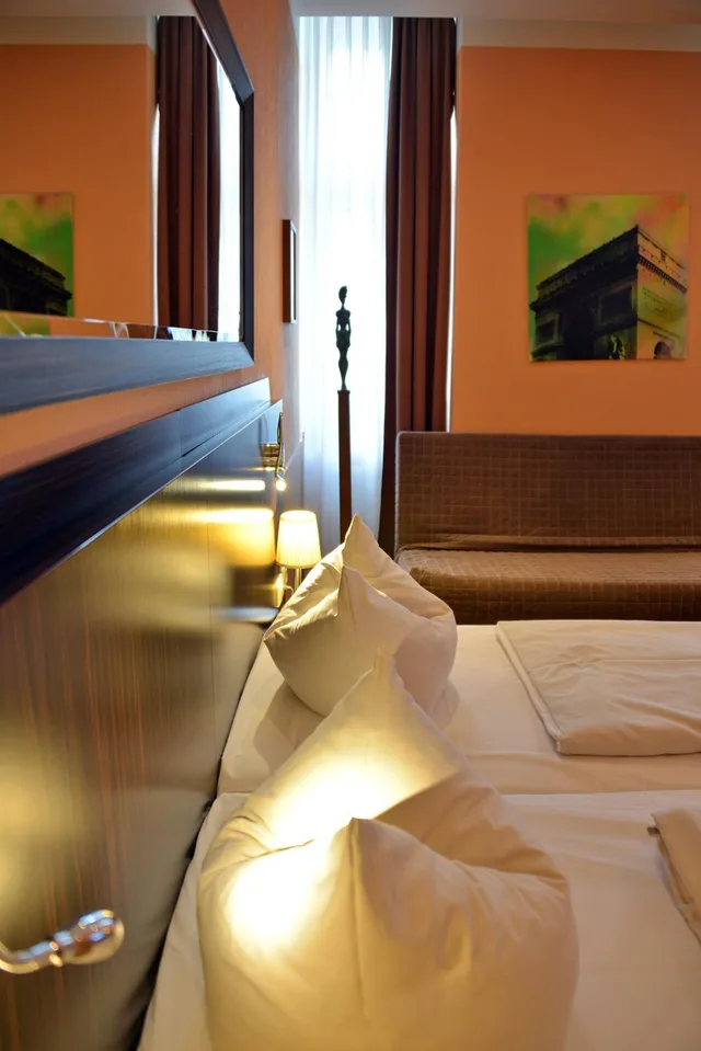 Room, Quadruple, Twin Beds, Sofa, Arthotel Munich 3/6