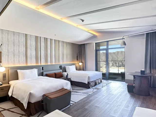 غرفة بريميوم بسريرين منفصلين بإطلالة على البحيرة، Crowne Plaza CHONGLI RESORT 1/9