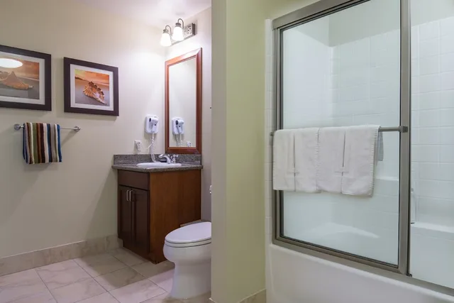 غرفة جونيور بسرير كينج بغرفة نوم واحدة مع أريكة بمطبخ صغير، Tahiti Village Resort And Spa 9/10