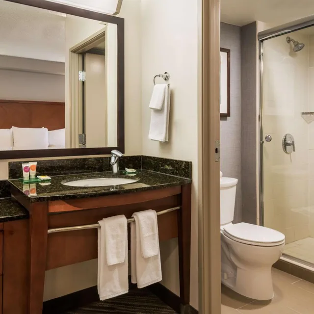 غرفة بسريرين مزدوجين مع أريكة، Hyatt Place Rogers / Bentonville 3/5