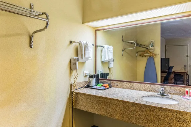 غرفة بسرير مزدوج، Econo Lodge Whiteville, NC 5/5
