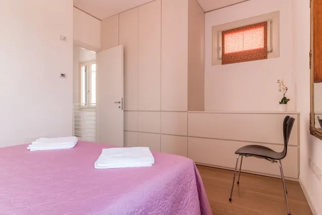 شقة بسرير كوين وسريرين منفصلين بغرفتي نوم، Carmini Canal View and Balcony with Lift 1/5