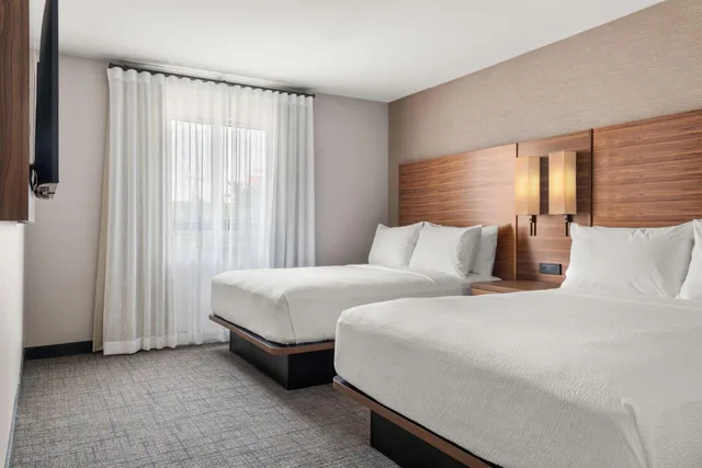 جناح بسريرين كوين بغرفة نوم واحدة مع أريكة، Residence Inn by Marriott Laval 2/4