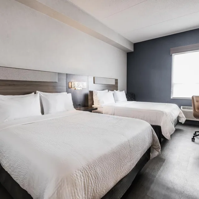 غرفة ديلوكس بسريرين مزدوجين وسرير كينج، Holiday Inn Express Toronto North York 7/10