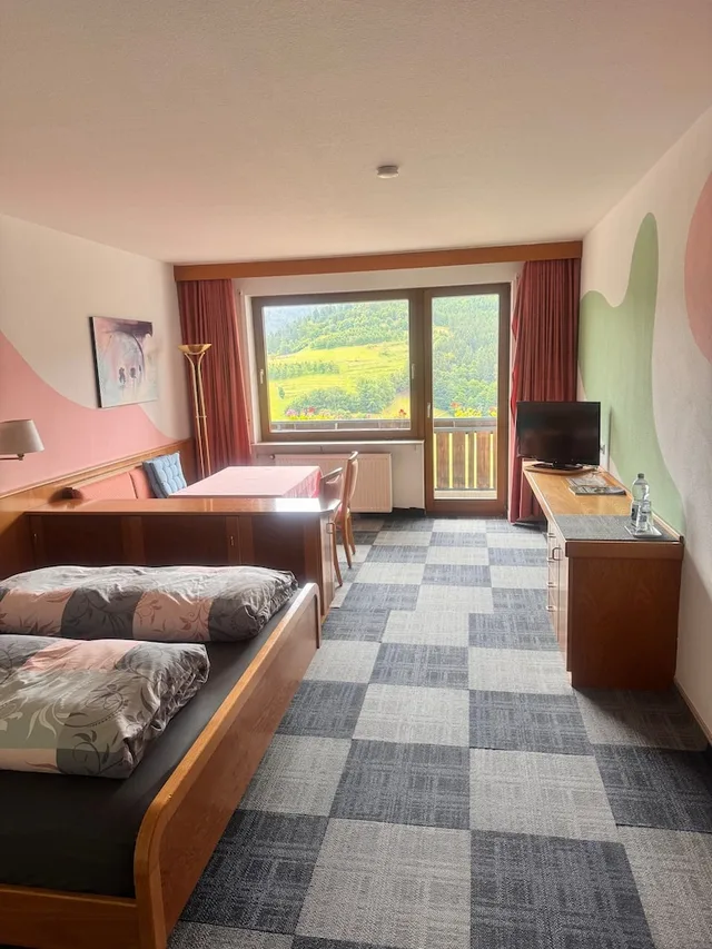 غرفة بسرير كوين بإطلالة على الجبل، Hotel Schauinsland 1/2