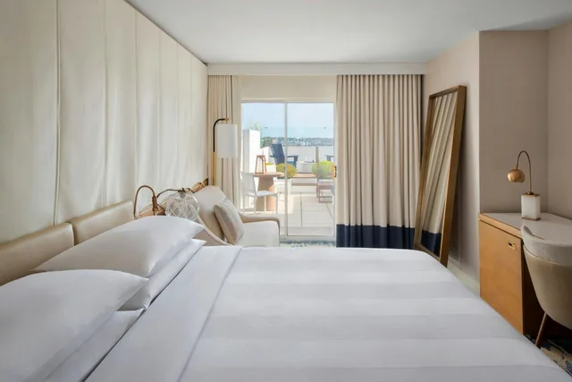 Room, King Bed, Water View, Balcony، Newport Marriott Hotel and Spa 7/16